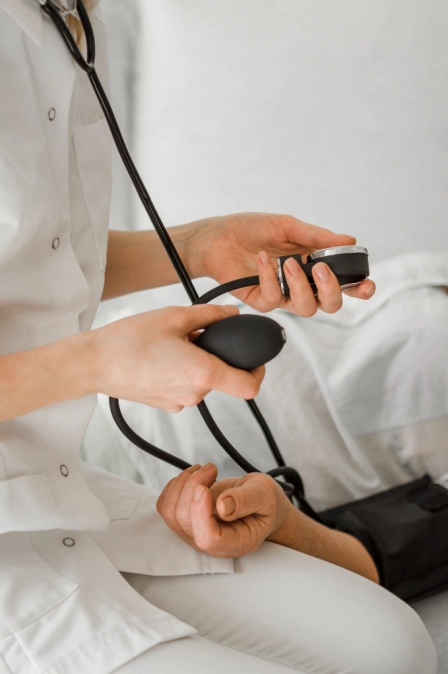 Lekarz z prywatnej kliniki prowadzi konsultacje